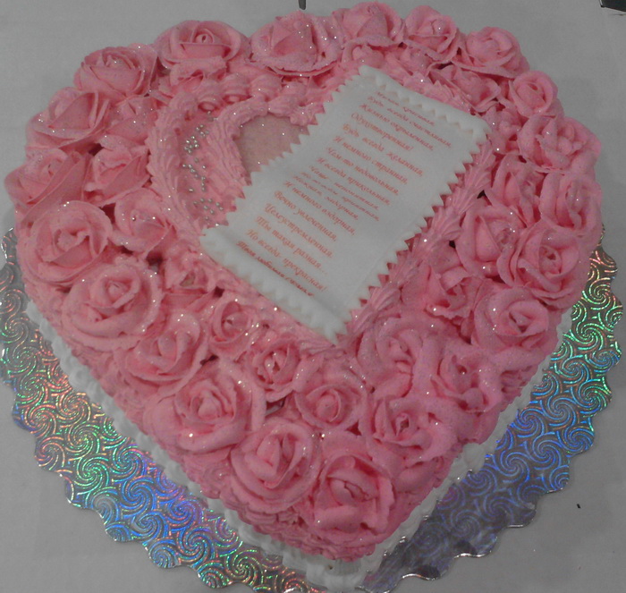 Праздничный торт в виде СЕРДЦА, выложенного розами (розовые сливки)